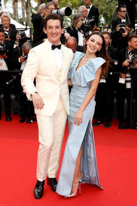 Miles Teller mit Ehefrau Keleigh Sperry bei der Premiere des Kinofilms Top Gun: Maverick auf dem Festival de Cannes 2022 75. Internationale Filmfestspiele von Cannes im Palais des Festivals. Cannes, 18.05.2022