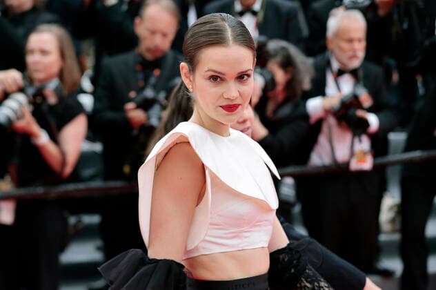 Emilia Schüle bei der Premiere des Kinofilms Top Gun: Maverick auf dem Festival de Cannes 2022 75. Internationale Filmfestspiele von Cannes im Palais des Festivals. Cannes, 18.05.2022