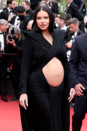 Adriana Lima bei der Premiere des Kinofilms Top Gun: Maverick auf dem Festival de Cannes 2022 75. Internationale Filmfestspiele von Cannes im Palais des Festivals. Cannes, 18.05.2022