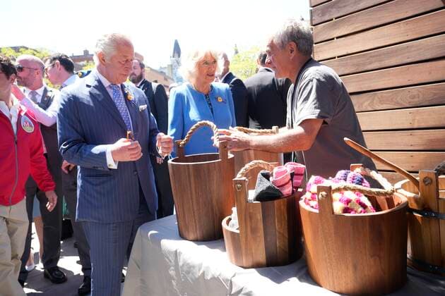 May 18, 2022, Ottawa, ON, Canada: Prince Charles and Camilla, Duchess of Cornwall, check out a vendoröÄÃ s stall at the Byward Market in Ottawa on their Canadian Royal Tour, Wednesday, May 18, 2022. Ottawa Canada  - ZUMAc35_ 20220518_zaf_c35_050 Copyright: xPaulxChiassonx