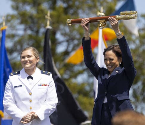 News Themen der Woche KW20 News Bilder des Tages USA, Kamala Harris Abschlusszeremonie der United States Coast Guard Academy in New London United States Vice President Kamala Harris (R) stands with Class President Samantha Ashely Bolin (L) as Harris holds aloft a gift from the 2022 graduating class of the United States Coast Guard Academy, at Cadet Memorial Field in New London, Connecticut on Wednesday, May 18, 2022.  WAX20220518268 CJxGUNTHER