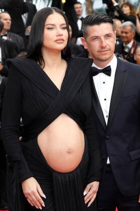 Adriana Lima mit Lebenspartner Andre Lemmers bei der Premiere des Kinofilms Top Gun: Maverick auf dem Festival de Cannes 2022 75. Internationale Filmfestspiele von Cannes im Palais des Festivals. Cannes, 18.05.2022