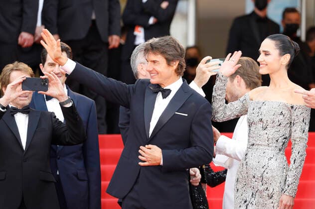 Jerry Bruckheimer, Tom Cruise und Jennifer Connelly bei der Premiere des Kinofilms Top Gun: Maverick auf dem Festival de Cannes 2022 75. Internationale Filmfestspiele von Cannes im Palais des Festivals. Cannes, 18.05.2022