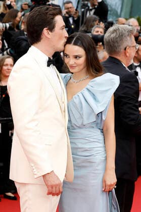 Miles Teller mit Ehefrau Keleigh Sperry bei der Premiere des Kinofilms Top Gun: Maverick auf dem Festival de Cannes 2022 75. Internationale Filmfestspiele von Cannes im Palais des Festivals. Cannes, 18.05.2022