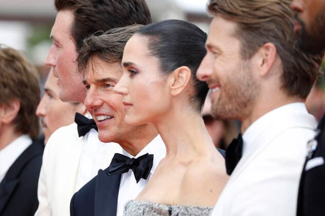 Miles Teller, Tom Cruise, Jennifer Connelly und Glen Powell bei der Premiere des Kinofilms Top Gun: Maverick auf dem Festival de Cannes 2022 75. Internationale Filmfestspiele von Cannes im Palais des Festivals. Cannes, 18.05.2022