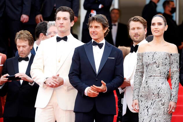 Jerry Bruckheimer, Miles Telles, Tom Cruise, Glen Powell und Jennifer Connelly bei der Premiere des Kinofilms Top Gun: Maverick auf dem Festival de Cannes 2022 75. Internationale Filmfestspiele von Cannes im Palais des Festivals. Cannes, 18.05.2022