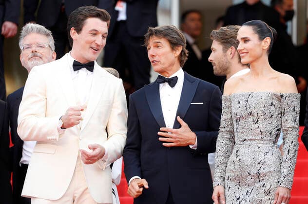 Christopher McQuarrie, Miles Telles, Tom Cruise, Glen Powell und Jennifer Connelly bei der Premiere des Kinofilms Top Gun: Maverick auf dem Festival de Cannes 2022 75. Internationale Filmfestspiele von Cannes im Palais des Festivals. Cannes, 18.05.2022