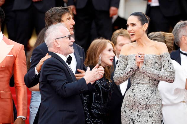 Thierry Fremaux, Tom Cruise und Jennifer Connelly bei der Premiere des Kinofilms Top Gun: Maverick auf dem Festival de Cannes 2022 75. Internationale Filmfestspiele von Cannes im Palais des Festivals. Cannes, 18.05.2022