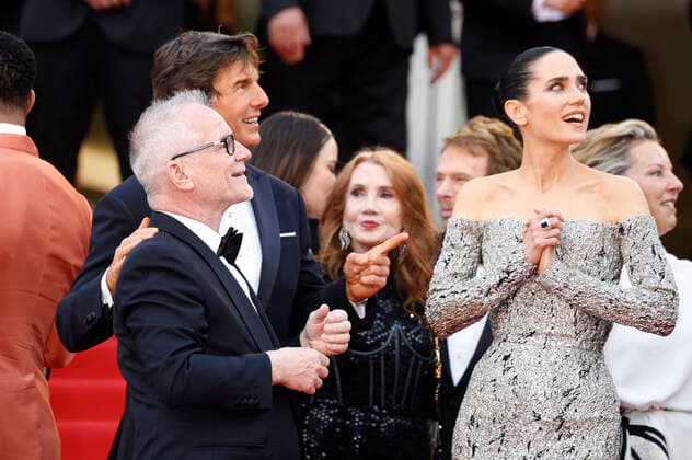 Thierry Fremaux, Tom Cruise und Jennifer Connelly bei der Premiere des Kinofilms Top Gun: Maverick auf dem Festival de Cannes 2022 75. Internationale Filmfestspiele von Cannes im Palais des Festivals. Cannes, 18.05.2022
