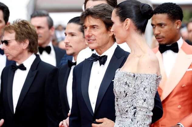 Jerry Bruckheimer, Tom Cruise, Jennifer Connelly und Greg Tarzan Davis bei der Premiere des Kinofilms Top Gun: Maverick auf dem Festival de Cannes 2022 75. Internationale Filmfestspiele von Cannes im Palais des Festivals. Cannes, 18.05.2022