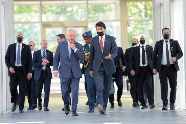 Entertainment Bilder des Tages May 18, 2022, Ottawa, ON, Canada: Prince Charles walks with Prime Minister Justin Trudeau as they arrive for sustainable finance roundtable meeting in Ottawa as part of the Canadian Royal Tour, Wednesday, May 18, 2022. Ottawa Canada  - ZUMAc35_ 20220518_zaf_c35_151 Copyright: xPaulxChiassonx
