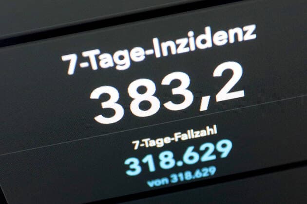 News Bilder des Tages Dashboard des RKI, die 7-Tage-Inzidenz liegt nun bei 383,2 7-Tage-Inzidenz, Dashboard des RKI auf einem Monitor am 19.05.2022 in Siegen Deutschland.