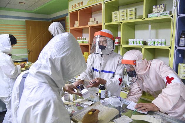 Coronavirus in Nordkorea, Eindrücke aus Pjöngjang COVID-19 fears in N. Korea Members of the North Korean military s medical section (back) work to distribute medicine to citizens (front) at a pharmacy in Pyongyang on May 18, 2022, to contain the spread of COVID-19 infections. North Korea reported what it claims is its first COVID-19 outbreak on May 12.  A14AA0001291389P