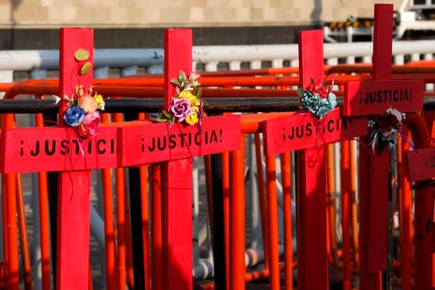 May 18, 2022, Mexico City, Mexico City, Mexico: Women take part in the march National Mourning for the lives of women and girls , where they placed offerings and images of victims of femicide and crosses on the railings outside the National Palace to condemn insecurity and the male chauvinist judicial policy that impedes access to justice and security. On May 18, 2022 In Mexico City, Mexico. Mexico City Mexico - ZUMAe321 20220518_zia_e321_007 Copyright: xLuisxBarronx xEyepixxGroupx
