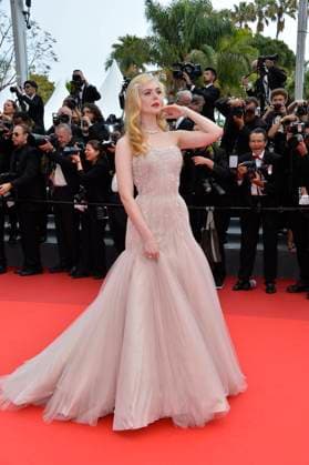 Elle Fanning Premiere des Kinofilms Top Gun: Maverick auf dem Festival de Cannes 2022 75. Internationale Filmfestspiele von Cannes im Palais des Festivals Cannes 18. Mai 2022 *** Elle Fanning Premiere of the feature film Top Gun Maverick at the Festival de Cannes 2022 75 Cannes International Film Festival at the Palais des Festivals Cannes 18 May 2022.