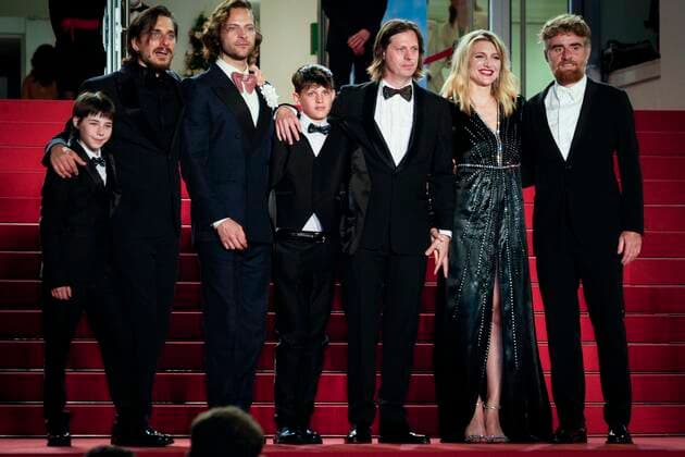 Foto IPP Daniele Cifala™ Cannes 18 05 2022 The Eight Mountains (Le Otto Montagne) Red Carpet - The 75th Annual Cannes Film Festival nella foto: Luca Marinelli, Alessandro Borghi Lupo Barbiero, Felix van Groeningen, Charlotte Vandermeersch , Alessandro Borghi and Cristiano Sassella e lo scrittore Paolo Cognetti Italy Photo Press - World Copyright