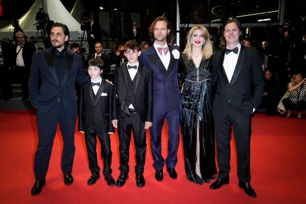 Foto IPP Daniele Cifala™ Cannes 18 05 2022 The Eight Mountains (Le Otto Montagne) Red Carpet - The 75th Annual Cannes Film Festival nella foto: Luca Marinelli, Lupo Barbiero, Felix van Groeningen, Charlotte Vandermeersch , Alessandro Borghi and Cristiano Sassella Italy Photo Press - World Copyright