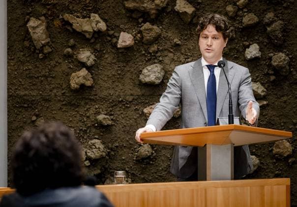 2022-05-19 11:09:14 THE HAGUE - Caroline van der Plas (BBB) and Henri Bontenbal (CDA) in the House of Representatives during the debate on the text messages from Prime Minister Mark Rutte. The Prime Minister admitted that he erased messages from his phone in recent years. He says he did this in accordance with the rules, but the opposition and coalition parties want clarification. ANP SEM VAN DER WAL netherlands out - belgium out *** 2022 05 19 11 09 14 THE HAGUE Caroline van der Plas BBB and Henri Bontenbal CDA in the House of Representatives during the debate on the text messages from Prime Minister Mark Rutte The Prime Minister admitted that he erased messages from his phone in recent years He says he did this in accordance with the rule  Copyright: xx x448816725x originalFilename: 448816725.jpg