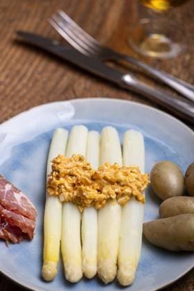 IMAGO Creative: Food, Spargel weißer Spargel auf blauem Teller *** White Asparagus at blue Plate 1035309596