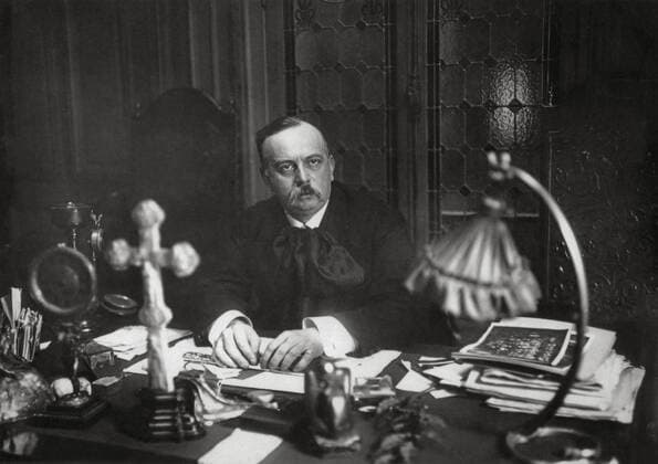 Marc Sangnier, c.1910 French politician Marc Sangnier at the office of Sillon ( The Furrow , or The Path ), the political movement he founded in 1894. Crypt of the CollÃ¨ge Stanislas in Paris, shortly before the dissolution of the movement in 1910. Copyright: xPhoto12 ArchivesxSnarkx DFS21A00_032