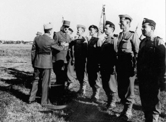General De Gaulle decorates French officers at Landsberg (Germany), May 19, 1945 General Charles De Gaulle, President of the French Provisional Government, is shown as he presents decorations to soldiers of the Second Armored Division in Landsberg (Germany), May 19, 1945. Copyright: xPhoto12 Coll-DITE USISx DIT01037_028