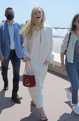 Venice,75th Cannes film festival 2022, Elle Fanning esce dall Hotel Martinez e fa una passeggiata sulla Croisette  Copyright: xCannesx2022x xipa-agency.netx xVenezia2020x