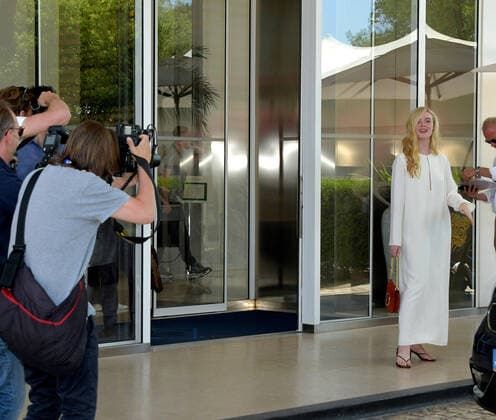 75th Cannes Film Festival 2022, Celebrity Sightings,Day . Pictured75th Cannes film festival 2022, Elle Fanning esce dall Hotel Martinez e fa una passeggiata sulla Croisette  Copyright: xCannesx2022x xipa-agency.netx xVenezia2020x