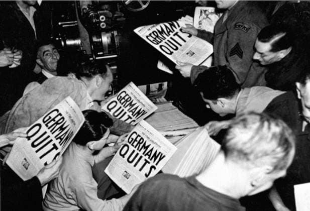 Stars and Stripes announces the Germany s total collapse (9.P.M. May 7,1945) Eager soldiers pull copies of Stars and Stripes from the press of the London Times at 9P.M.May 7, 1945,when an extra was put out to annouce the news of Germany s total collapse.This paper was the first to hit London streets with the full story of the German surrender. Copyright: xPhoto12 Coll-DITE USISx DIT01037_049