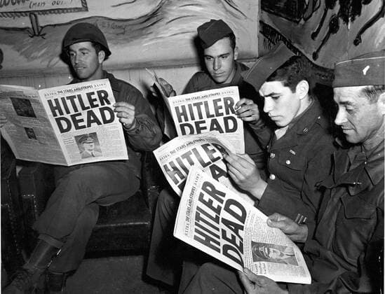 The Death of Adolf Hitler annouced by an extra edition of Stars and Stripes (May 2,1945) U.S combat soldiers,on pass in Paris (France),read of the death of Adolf Hitler in an Extra edition of Stars and Stripes (May 2,1945) Copyright: xPhoto12 Coll-DITE USISx DIT01037_128bis