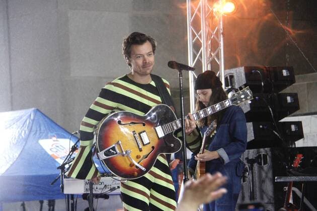 Entertainment Bilder des Tages Harry Styles on NBC Today™s Citi Summer Concert Series at Rockefeller Center. May 19, 2022, New York, USA: The GRAMMY winning global superstar Harry Styles is performing live at NBC Today™s Citi Summer Concert Series at Rockefeller Center with fans over crowding the center under rainfall which hasn™t deterred any of the fans protected by their ponchos and umbrellas. Harry is releasing his third album, Harry s House. (Foto: Niyi Fote TheNews2 imago images) Harry Styles on NBC Today™s Citi Summer Concert Series at Rockefeller Center.  Copyright: xNiyixFotex