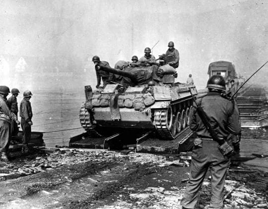U.S tank destroyer crosses Moselle river (Germany) March 15, 1945 A tank destroyer of the 4th Armored Division, 3rd U.S Army, crosses the Moselle river in Germany March 15, 1945, on a treadway bridge. Copyright: xPhoto12 Coll-DITE USISx DIT01047_113