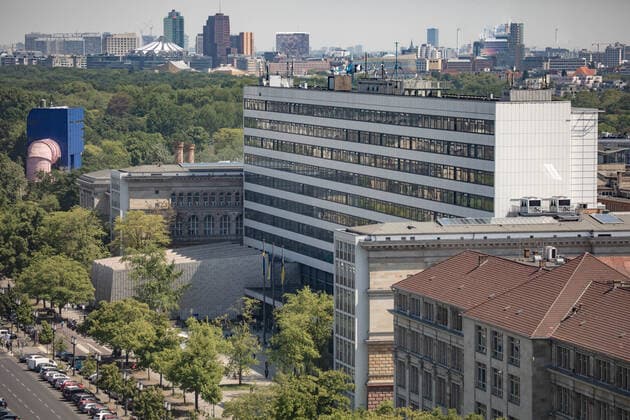 Blick aus dem Telefunken-Hochhaus am Ernst-Reuter-Platz auf das Hauptgebäude der Technischen Universität Berlin (TU Berlin) und am linken Rand auf den Strömungsumlaufkanal der Versuchsanstalt für Wasserbau und Schiffbau der Universität *** View from the Telefunken high-rise building at Ernst Reuter Platz to the main building of the Technical University Berlin TU Berlin and at the left edge to the flow circulation channel of the Universitys Experimental Station for Hydraulic Engineering and Shipbuilding
