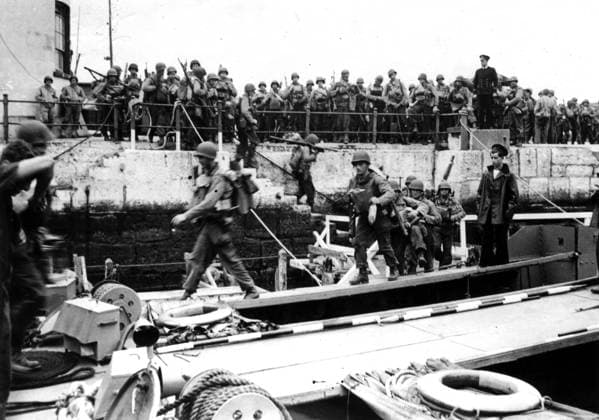 Just before D-Day (June 6,1944) Members of a U.S assault unit board landing craft with full combat equiment at a port in England (Before D-Day-June 6,1944) Copyright: xPhoto12 Coll-DITE USISx DIT01068_135