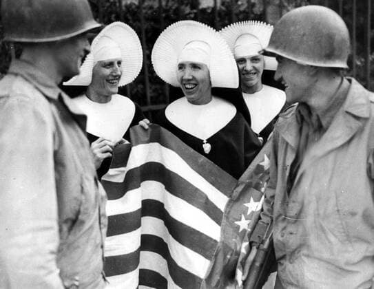 Nuns welcome U.S troops to Epinal (France), Autumn 1944 Holding an American flag in their hands, Irish nuns welcome U.S soldiers to Epinal, the capital of Vosges (France), Autumn 1944 Copyright: xPhoto12 Coll-DITE USISx DIT01068_187