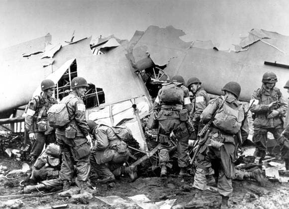 U.S Airborne troops land in Holland, September 17-18,1944 U.S Airborne troops look over the wreckage of one of the gliders which cracked up in the landings in Holland, september 17-18,1944 Copyright: xPhoto12 Coll-DITE USISx DIT01068_207