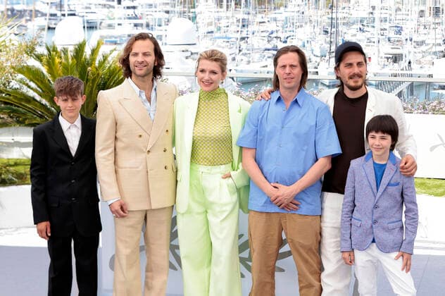Christian Sassella, Alessandro Borghi, Charlotte Vandermeersch, Felix Van Groeningen, Luca Marinelli und Lupo Barbiero beim Photocall zum Kinofilm The Eight Mountains Le otto montagne auf dem Festival de Cannes 2022 75. Internationale Filmfestspiele von Cannes im Palais des Festivals. Cannes, 19.05.2022