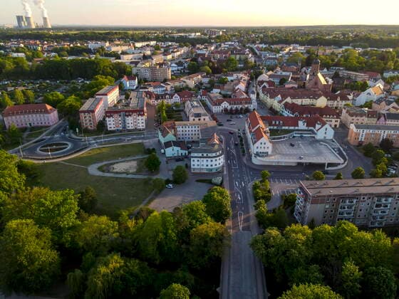 Luftbild von Spremberg, der Perle der Niederlausitz DEU Brandenburg Spremberg Â Rathaus und Marktplatz in Spremberg. Bis in die Gegenwart hat sich die mehr als 700jährige mittelalterliche Stadtbild an der Spree ihre alten Strukturen erhalten können. Im Rahmen der Altstadtsanierung flossen seit 1996 berächtliche Fördermittel nach Spremberg. So konnten zahlreiche Bauwerke vor dem entgültigen Verfall gerettet werden. Spremberg Grodk hat sich für die 8. Landesgartenschau 2026 beworben. Im Hintergrund das Braunkohlekraftwerk im Industriepark Schwarze Pumpe. ( *** Aerial view of Spremberg, the pearl of the Lower Lusatia DEU Brandenburg Spremberg Â City Hall and marketplace in Spremberg Up to the present, the more than 700-year-old medi