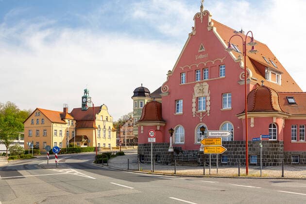 Ortskern mit Rathaus und historischem Postamt, Kirschau, Oberlausitz, Sachsen, Deutschland *** Village center with town hall and historical post office, Kirschau, Upper Lusatia, Saxony, Germany