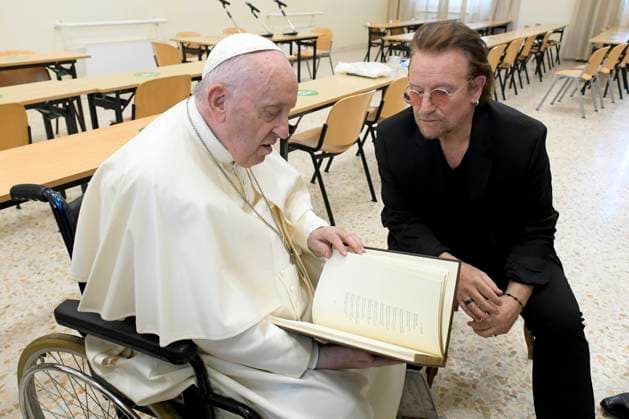 Bilder des Jahres 2022, Entertainment 05 Mai Entertainment Themen der Woche KW20 Entertainment Bilder des Tages Italy, Rome,2022 05 19 .Pope Francis flanked by Bono (Paul David Hewson). during the Presentation of the Scholas Occurrentes Movement at the Pontifical Urbanian University in Rome Photograph by Vatican Media Catholic Press Photo. RESTRICTED TO EDITORIAL USE - NO MARKETING - NO ADVERTISING CAMPAIGNS  Copyright: xVATICANxMEDIAx xipa-agency.netx xVaticanxMediax