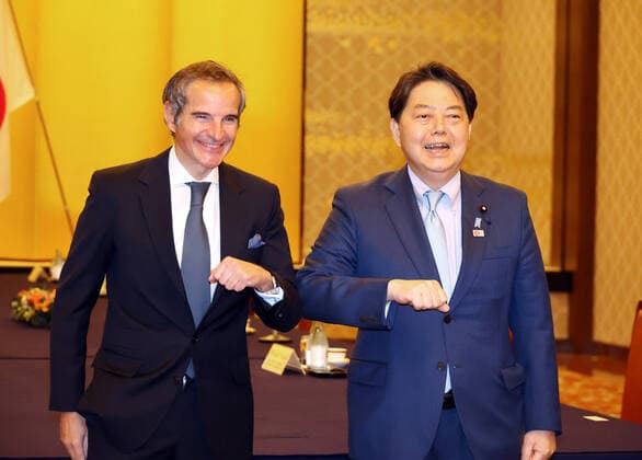 News Themen der Woche KW20 News Bilder des Tages May 19, 2022, Tokyo, Japan - Visiting International Atomic Energy Agency (IAEA) Director General Rafael Grossi (L) bumps elbows with Japanese Foreign Minister Yoshimasa Hayashi (R) prior to their talks at the Iikura guesthouse in Tokyo on Thursday, May 19, 2022. Grossi arrived in Japan on May 18 and visited crippled TEPCO s Fukushima Dai-ichi nuclear plant.  , aflo_188722280.jpg,
