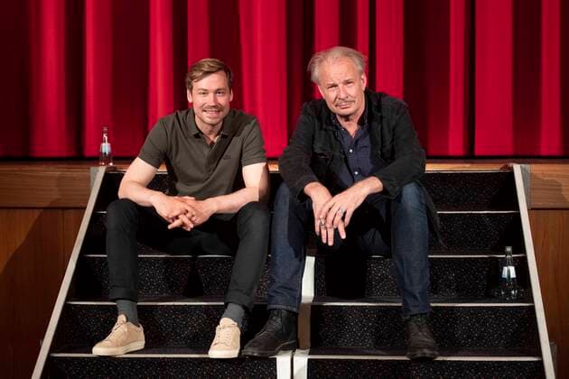 Entertainment Themen der Woche KW20 Entertainment Bilder des Tages von links: Leander HAUSSMANN, Regisseur, Haußmann, David KROSS, Schauspieler, Seniorenkino STASIKOMOEDIE in der Lichtburg in Essen, 19.05.2022. *** from left Leander HAUSSMANN, director, Haußmann, David KROSS, actor, senior cinema STASIKOMOEDIE in the Lichtburg in Essen, 19 05 2022