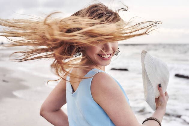 Creative Highlights Symbolbilder Woman swinging hair around on beach, 09.01.2017, Copyright: xRehulianxYevhenx, model released, holding,looking over shoulder,swinging,focus on foreground,motion,escape,carefree,freedom,fun,peaceful,happiness,getting away from it all,nature,around,young adult,20 to 24 years,hair,caucasian ethnicity,female,woman,only one woman,young woman,only one young woman,one person,ukraine,outdoors,coast,beach,sea,day,hat,smiling,standing,long hair,lifestyle,water,vacation,beautiful,turning around,Star Images,beauty in nature,light blue,February 2017 Release,odessa,Swinging,Standing,Holding,Looking Over Shoulder,Caucasian Ethnicity,Young Adult,20-24 Years,Female,Women,Only Women,One Woman Only,Young Women,Young Adult Woman,Carefree,Enjoyment,Fun,Escap IS09B3TY1