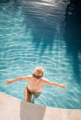 Creative Highlights Symbolbilder Woman in swimming pool, Torreblanca, Fuengirola, Spain, 16.01.2017, Copyright: xMaxxBailenx, model released, , property released, wearing,three quarter length,escape,beauty,carefree,confidence,happiness,relaxation,getting away from it all,35 to 39 years,female,woman,mid adult woman,only one mid adult woman,one person,holiday resort,spain,outdoors,day,swimming pool,sunglasses,bikini,water,leisure,travel,vacation,travel destination,enjoyment,Art Director s Choice,water surface,torreblanca,January 2017 Release,fuengirola,Mid Adult,35-39 Years,Female,Women,Mid Adult Women,Only Mid Adult Women,One Mid Adult Woman Only,Carefree,Confidence,Enjoyment,Escape,Relaxation,Getting Away From It All,Wellbeing,Happiness,One Person,Southern Europe,Iberian IS09B40BF