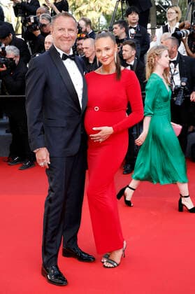 Renny Harlin mit Partnerin Johanna Kokkila bei der Premiere des Kinofilms Armageddon Time auf dem Festival de Cannes 2022 75. Internationale Filmfestspiele von Cannes im Palais des Festivals. Cannes, 19.05.2022