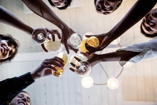 Creative Highlights Symbolbilder Group of friends making a toast, upward view of hands holding glasses, 31.01.2017, Copyright: xGaryxJohnxNormanx, model released, , property released, holding,making a toast,low angle view,directly below,fun,refresh,success,teamwork,togetherness,friendship,happiness,relaxation,wine glass,young adult,20 to 24 years,25 to 29 years,only young adults,caucasian ethnicity,multi-ethnic group,female,woman,young woman,male,man,young man,five people,small group of people,indoors,day,celebrations,party,smiling,alcoholic beverages,food industry,get together,african ethnicity,enjoyment,both male and female,February 2017 Release,Holding,African Descent,Caucasian Ethnicity,Multi-Ethnic Group,Young Adult,20-24 Years,25-29 Years,Female,Women,Young Women,Y IS09B4BY9