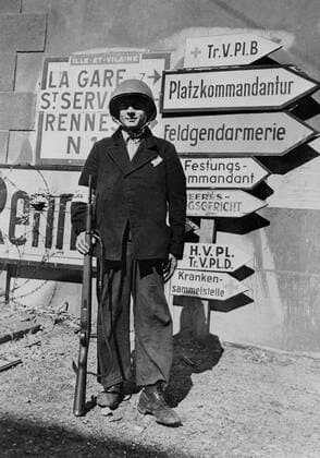 A French policeman on guard in St-Malo, August 1944 A French policeman stands on guard in St Malo with his American springfield rifle and U.S. Army helmet (August 1944) Copyright: xPhoto12 Coll-DITE USISx DIT01079_154