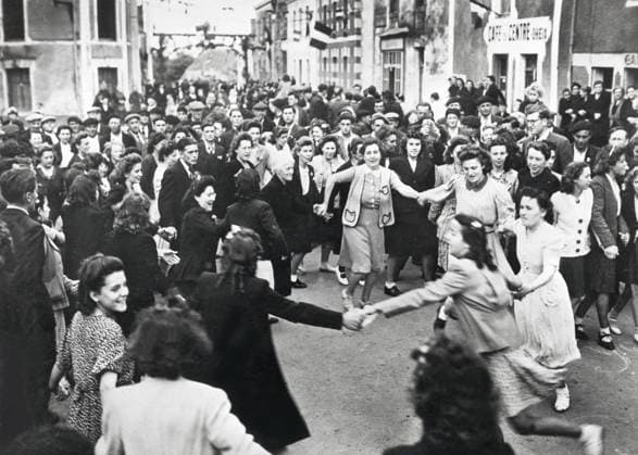 Saint-Nazaire (France) celebrates liberation (May 8, 1945) Civilians of Saint-Nazaire (France), dance in the street, celebrating their liberation as the war in Europe ends. The German garrison of the city surrendered (May 8, 1945) Copyright: xPhoto12 Coll-DITE USISx DIT01079_202