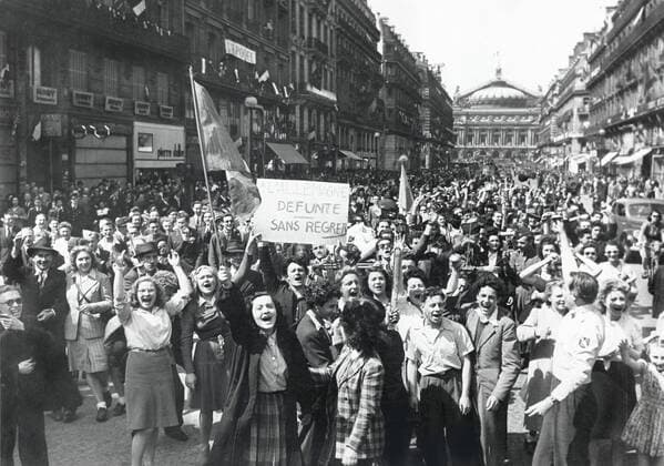 Victory Day in Paris (May 8, 1945) Cheering, flag-waving, slogan-carrying, kissing, singing Parisians line the Avenue de l Opera as they celebrated the official announcement that the war in Europe was no more (May 8, 1945). Copyright: xPhoto12 Coll-DITE USISx DIT01079_205