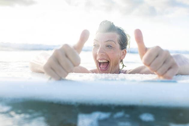 Creative Highlights Symbolbilder Woman with surfboard in sea giving thumbs up, Nosara, Guanacaste Province, Costa Rica, 02.03.2017, Copyright: xdotdotredx, model released, recreation,front view,head and shoulders,lens flare,exhilaration,freedom,fun,vitality,excitement,happiness,getting away from it all,surfboard,40 to 44 years,mature woman,only one mature woman,one person,surfer,costa rica,outdoors,sea,summer,day,thumbs up,lifestyle,sunlight,water,sport,surfing,travel,vacation,surface level,travel destination,only female,Art Director s Choice,south pacific ocean,guanacaste province,pacific coast,guanacaste,nosara,March 2017 Release,Mature Adult,40-44 Years,Female,Women,Enjoyment,Fun,Excitement,Exhilaration,Freedom,Getting Away From It All,Vitality,Wellbeing,Happiness,On IS09B552T