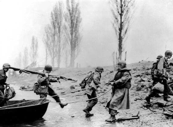 American soldiers cross the Rhine river, March 26, 1945 Medical corpsmen of the 7th U.S. Armly reach the east bank of the Rhine (Germany), quickly following the assault troops who first crossed the river early March 26, 1945. Copyright: xPhoto12 Coll-DITE USISx DIT01103_199